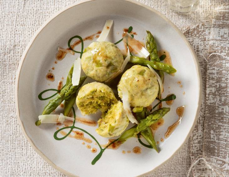 Spargelknödel mit Parmesan und brauner Butter Spargelknödel mit Parmesan und brauner Butter