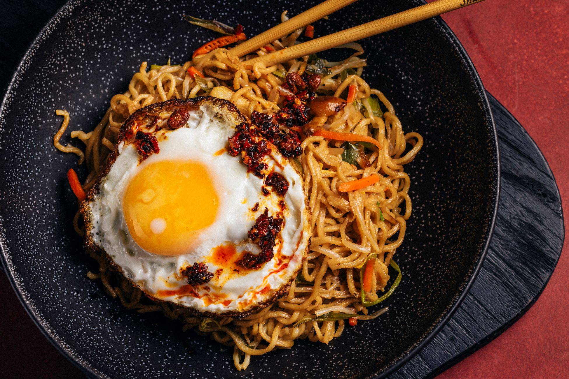 Gebratene Nudeln mit Spiegelei