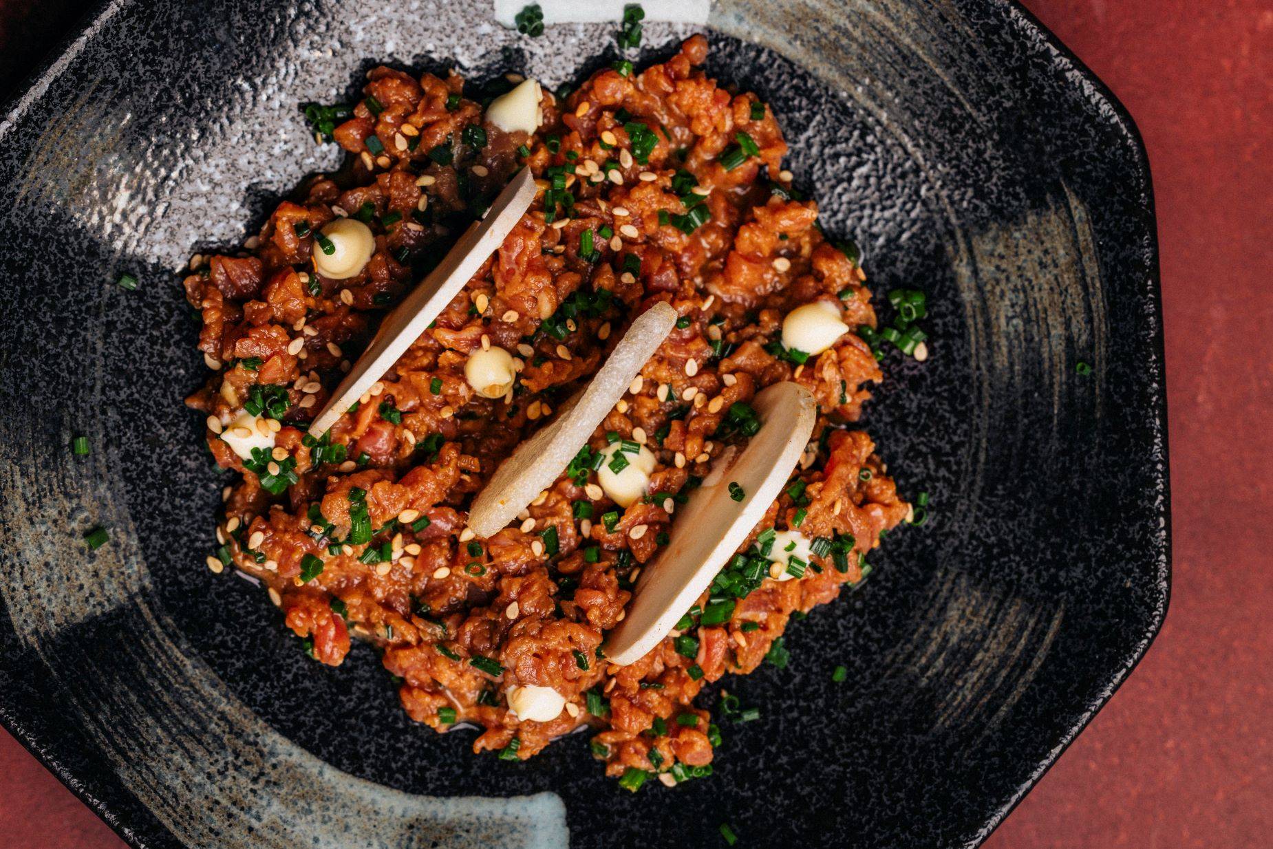 Beef Tartar mit Krabbenchips Shan'shi