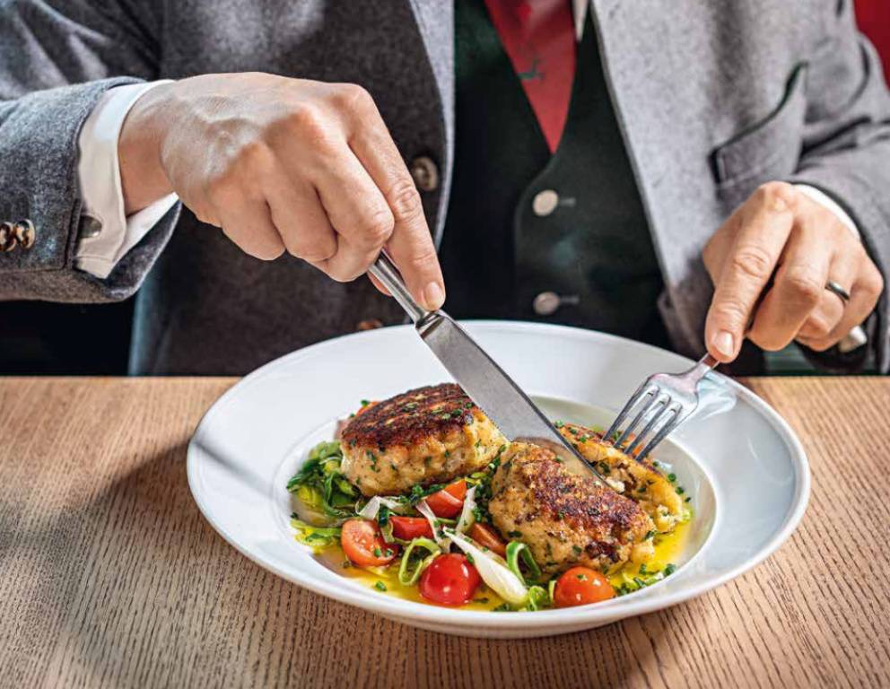 Kaspressknödel auf Lauch-Tomaten-Gemüse mit brauner Butter