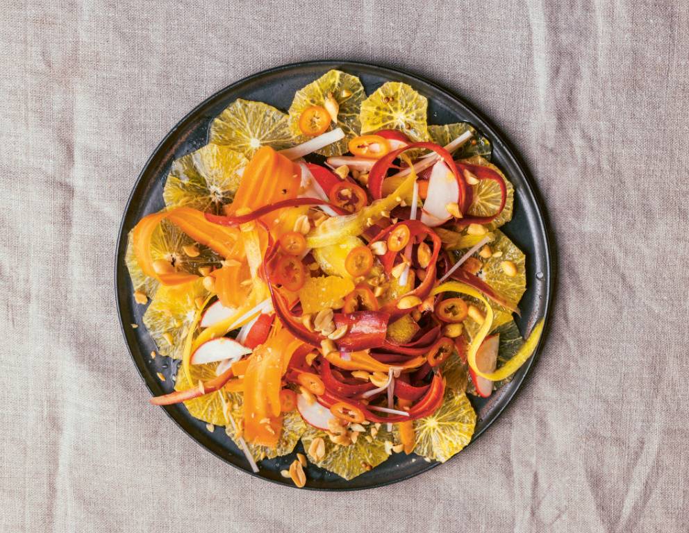 Karotten-Radieschen-Salat mit Orangen und Erdnüssen
