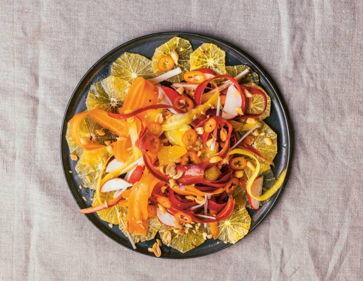 Karotten-Radieschen-Salat mit Orangen und Erdnüssen Karotten-Radieschen-Salat mit Orangen und Erdnüssen