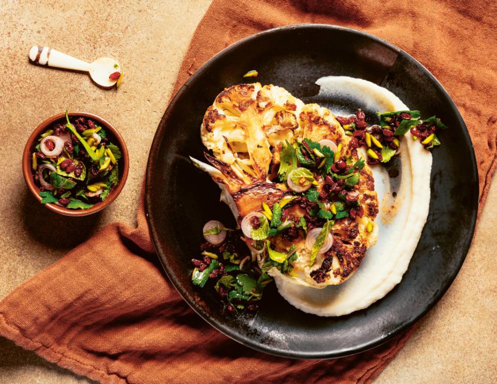 Blumenkohlsteak auf Blumenkohlcreme mit Berberitzen Pistazien Salsa