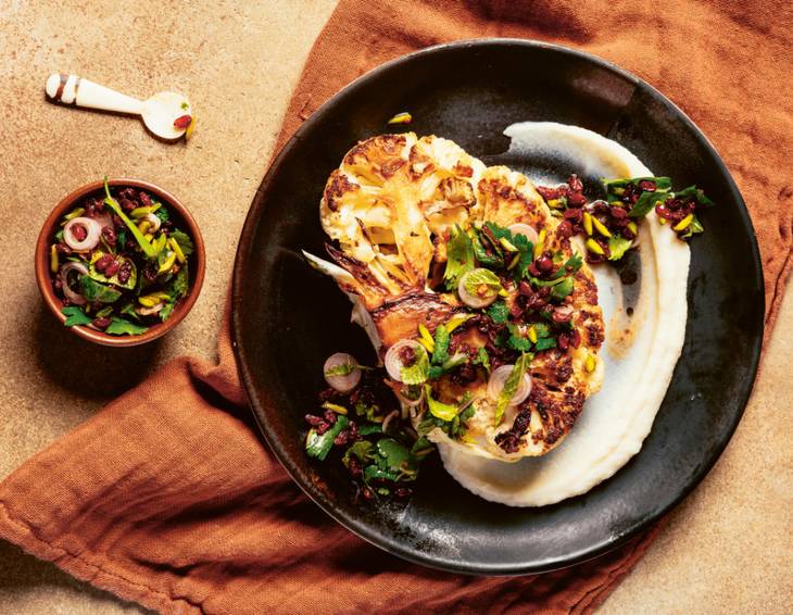 Blumenkohlsteak auf Blumenkohlcreme mit Berberitzen Pistazien Salsa Blumenkohlsteak auf Blumenkohlcreme mit Berberitzen Pistazien Salsa