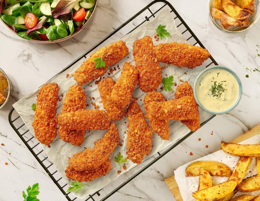 Chicken Nuggets und Kartoffel-Wedges im Airfryer