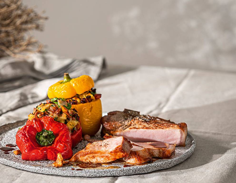 Kotelett vom Weideschwein mit Gold-Röhrling und gefüllter Paprika