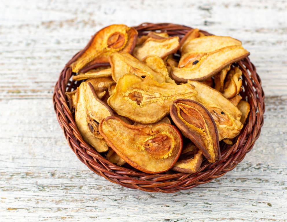 Getrockete Birnenstücke um Dörrautomaten