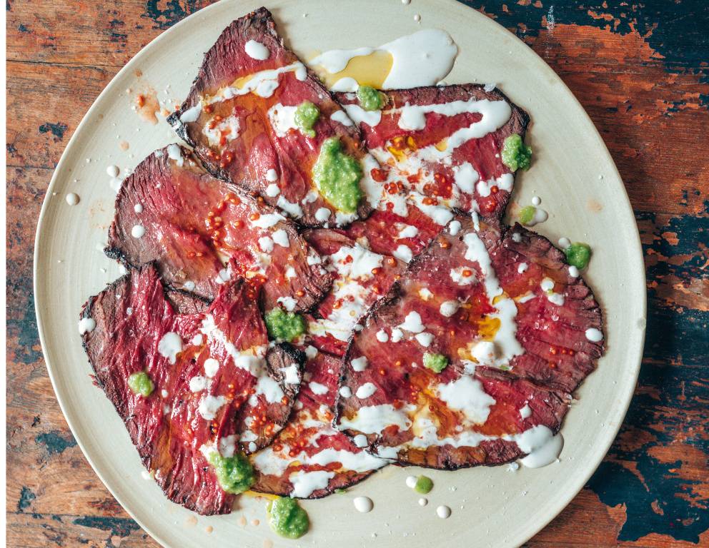 Roastbeef mit Tahina, grüner Chili-Salsa und Tomatenkernen