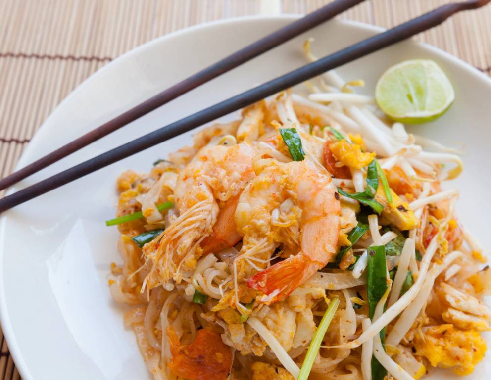 Pad Thai mit Streifengemüse und Garnelen