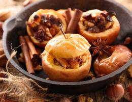 Bratapfel gefüllt mit Datteln und Maroni aus der Heißluftfritteuse Bratapfel gefüllt mit Datteln und Maroni aus der Heißluftfritteuse