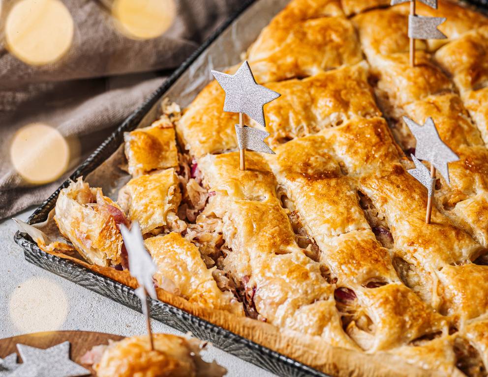 Deftiger Blätterteigfladen mit Sauerkraut-Apfel-Käse-Füllung