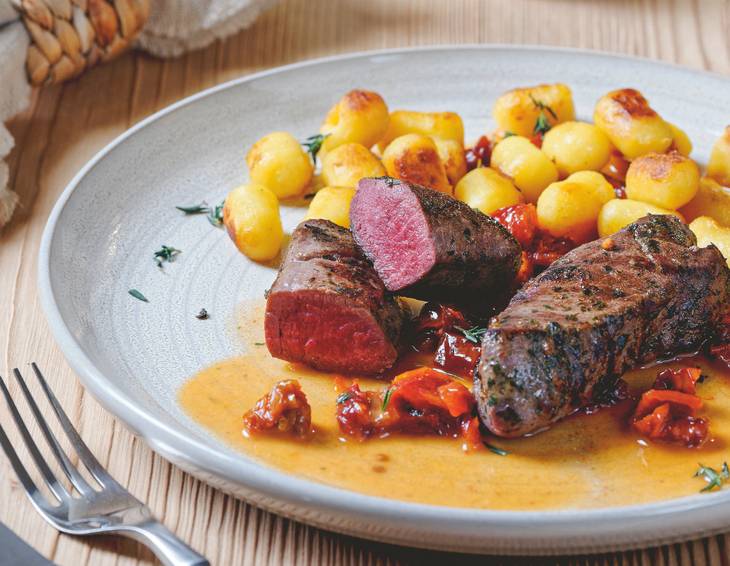 Rehsteaks mit Gnocchi und Lillet-Burger Rehsteaks mit Gnocchi und Lillet-Burger