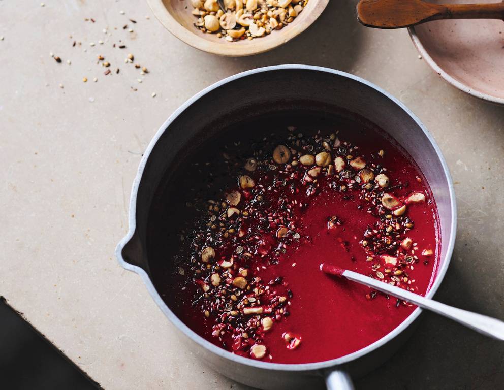 Würzige Rote-Bete-Suppe mit Haselnuss-Dukka