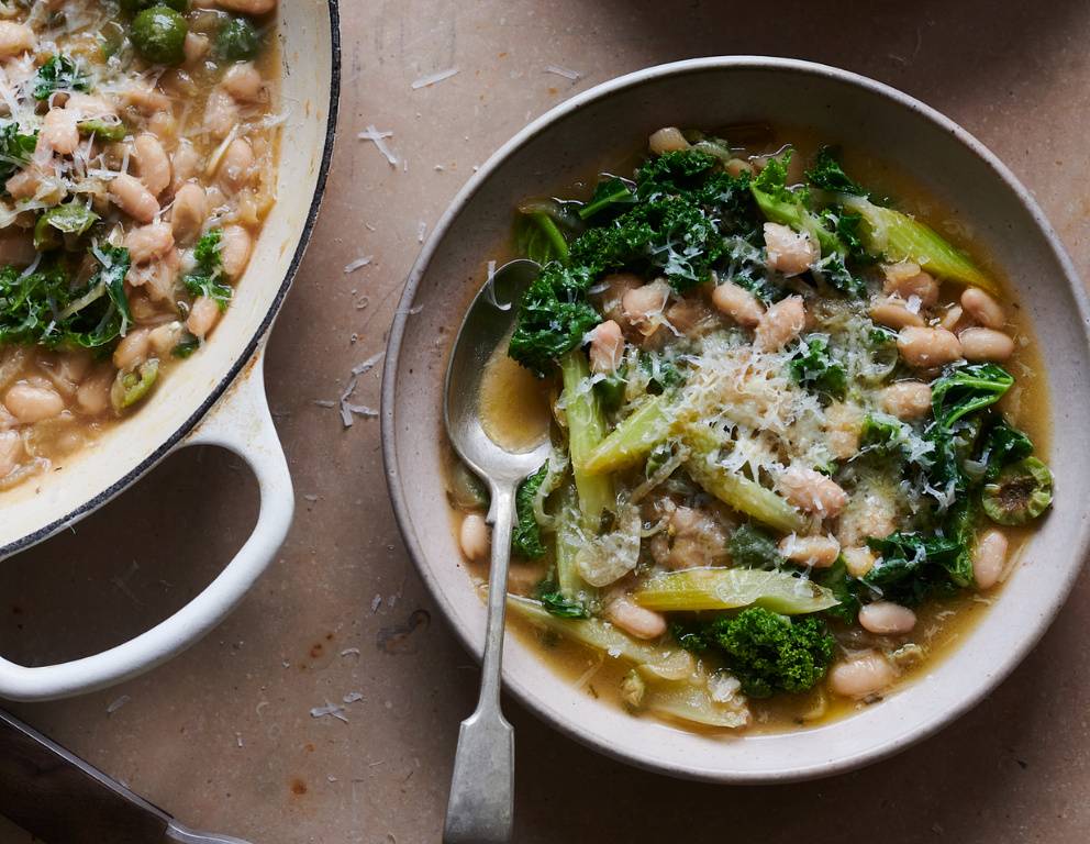 Suppe mit Grünkohl & weißen Bohnen mit Pecorino Romano