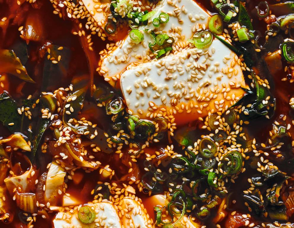 Koreanische Kimchi-Suppe mit Tofu & geröstetem Sesam