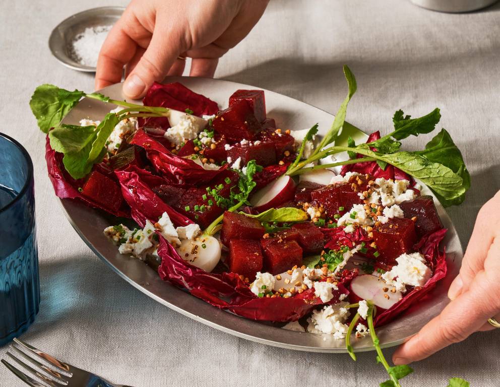 Rote-Bete-Salat mit Radicchio, Radieschen und geröstetem Buchweizen