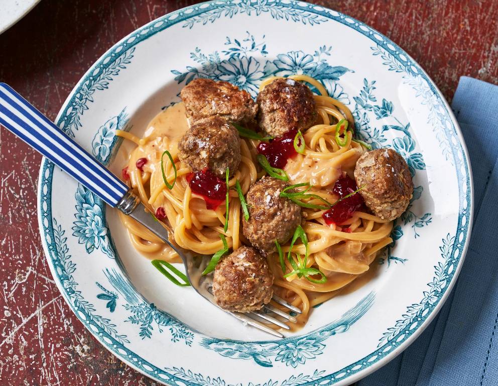 Pasta mit Köttbullar und Preiselbeeren