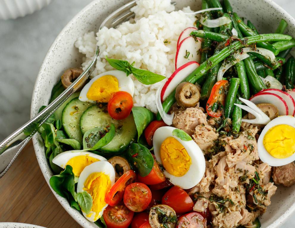 Bunte Reisschale ‚Niçoise’ mit Kräuter-Dressing