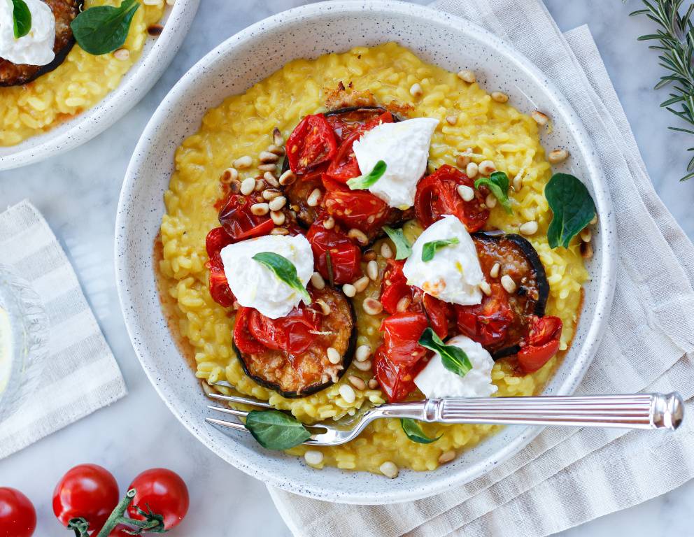 Risotto Milanese mit crunchy Parmesan-Auberginen, geschmorten Tomaten und Burrata