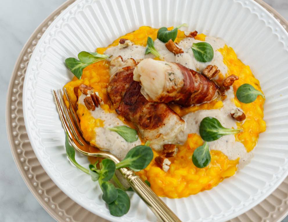 Geröstetes Kürbisrisotto mit in Speck gebratenen Welsfilet und Maronischaum