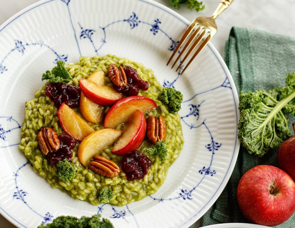 Grünkohl-Risotto mit gebratenen Äpfeln, Pekannüssen und Preiselbeeren