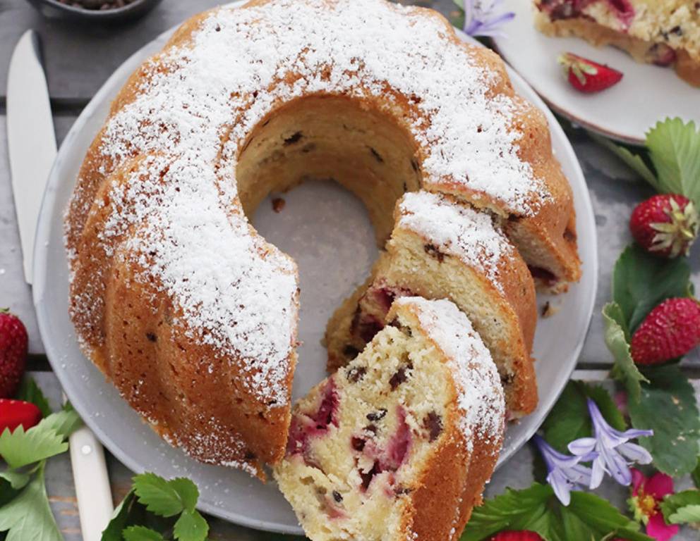 Erdbeer-Stracciatella-Gugelhupf