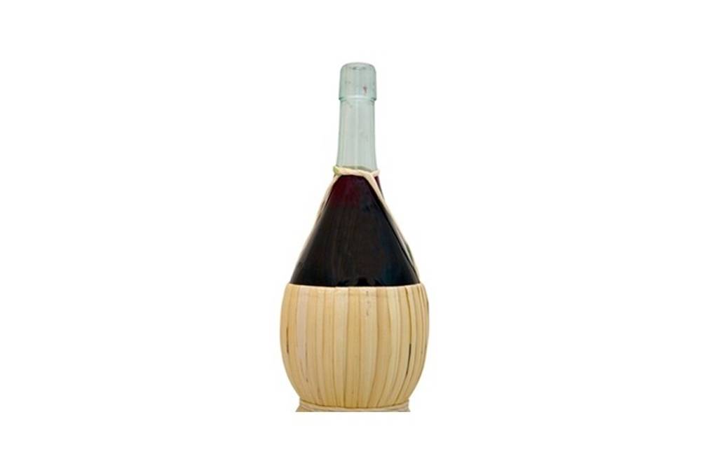 Chianti in der typischen Korbflasche Chianti in der typischen Korbflasche