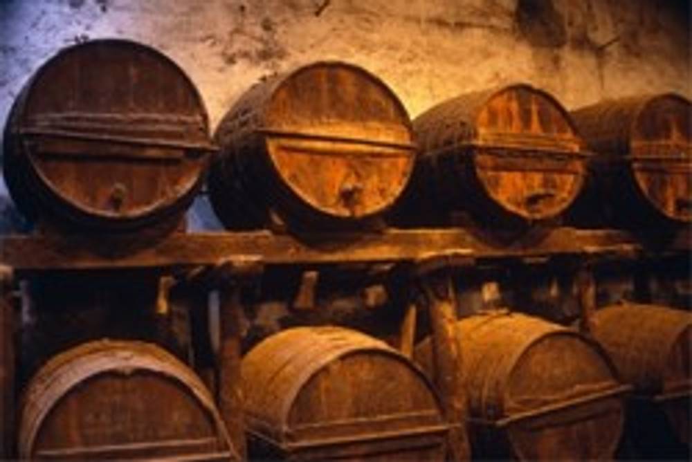 Sherry-Fässer im Weinkeller
