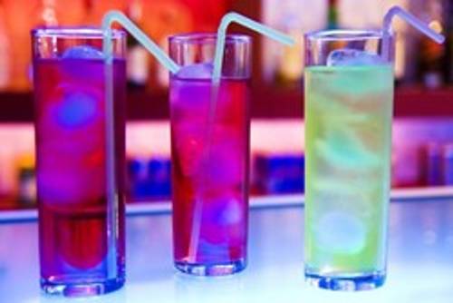 Cocktails im Neonlicht