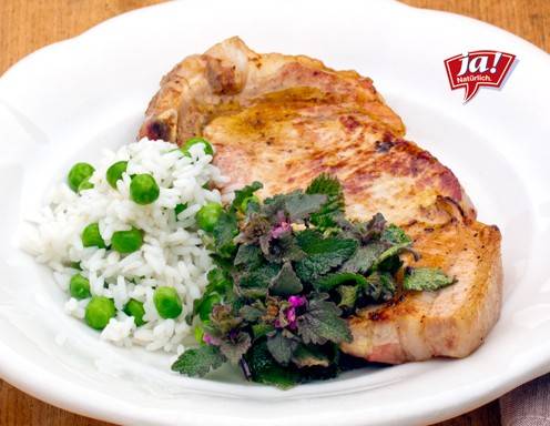 Gebratene Kalbskotelettes mit Risi-Pisi und kleinem Taubnesselsalat ... Gebratene Kalbskotelettes mit Risi-Pisi und kleinem Taubnesselsalat ...