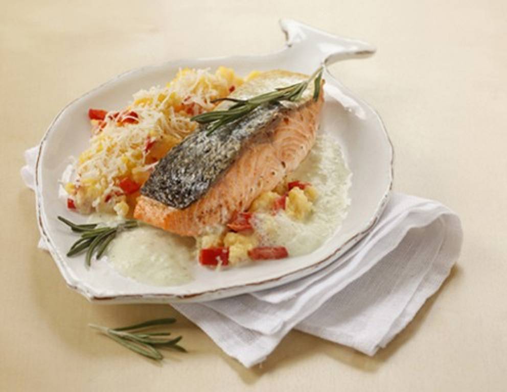 Gebratenes Lachsfilet mit Kräuterschaum und Paprika-Polenta Gebratenes Lachsfilet mit Kräuterschaum und Paprika-Polenta