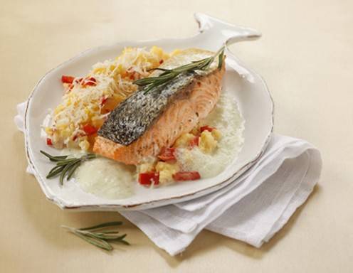 Gebratenes Lachsfilet mit Kräuterschaum und Paprika-Polenta Rezept ... Gebratenes Lachsfilet mit Kräuterschaum und Paprika-Polenta Rezept ...