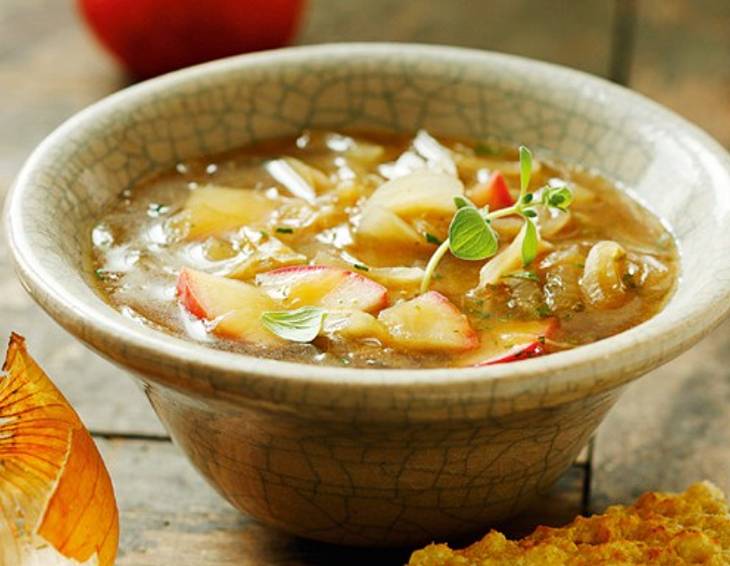 Apfel-Zwiebel-Suppe mit Käsetoasts