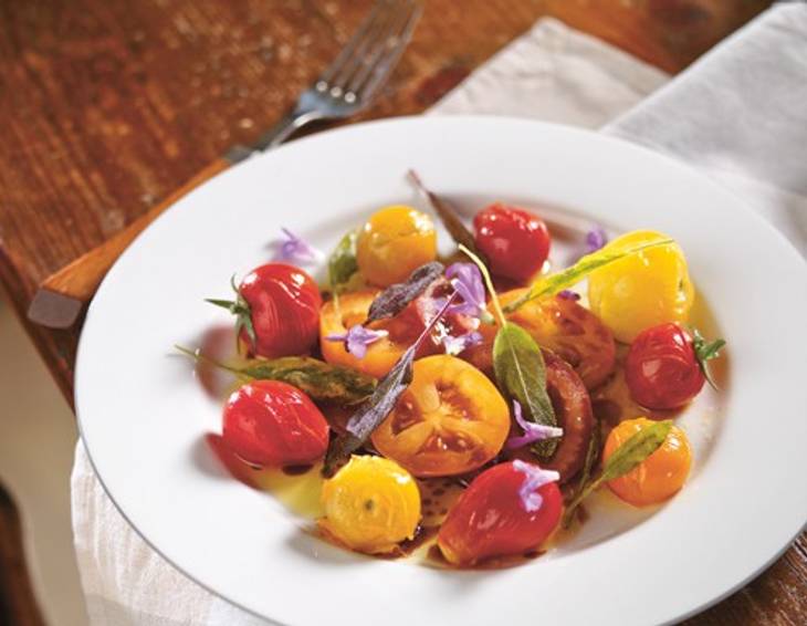 Marinierte Tomaten mit gebratenen Salbeiblättern Marinierte Tomaten mit gebratenen Salbeiblättern