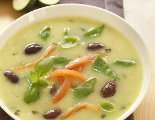 Zucchinisuppe mit Räucherlachs und Oliven Rezept - ichkoche.ch Zucchinisuppe mit Räucherlachs und Oliven Rezept - ichkoche.ch