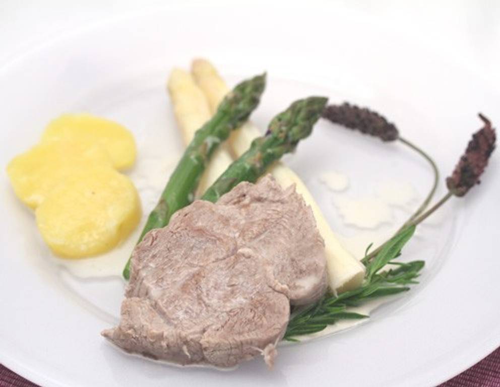 Gedämpfte Kalbsmedaillons an Lavendelduft mit Spargel Gedämpfte Kalbsmedaillons an Lavendelduft mit Spargel