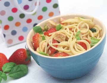 Pasta mit cremiger Lachs-Erdbeer-Sauce Pasta mit cremiger Lachs-Erdbeer-Sauce