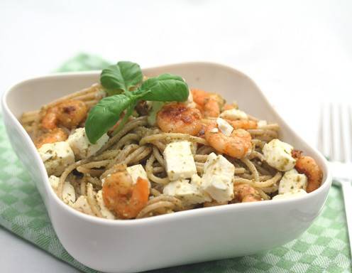 Pasta mit Pesto, Feta & Garnelen