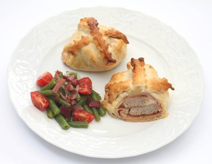Gefüllter Schweinslungenbraten im Blätterteigmantel mit lauwarmem Fisolensalat Gefüllter Schweinslungenbraten im Blätterteigmantel mit lauwarmem Fisolensalat