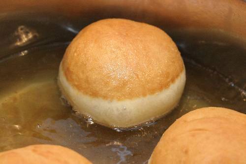 Krapfen in ca. 170 Grad heißem Fett herausbacken.