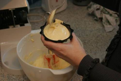 Biskuitteig in die Ostereier-Kuchen-Form füllen