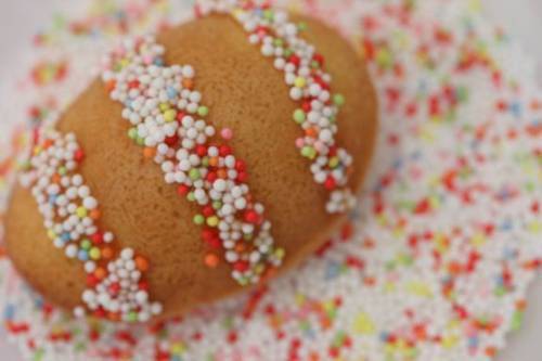 Und schon haben Sie ein buntes Osterkuchen-Ei!