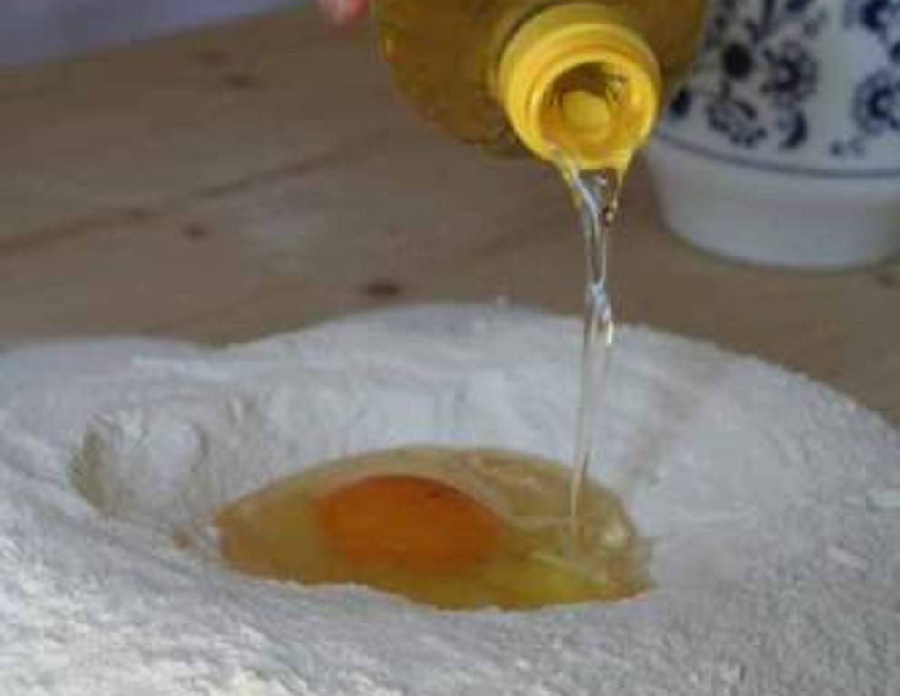 Ei aufgeschlagen, Öl dazu Ei aufgeschlagen, Öl dazu