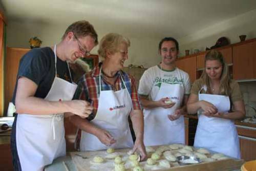 Alle haben ihren Spass beim Kasnudel-Workshop!