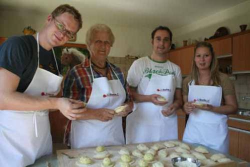 Die letzten Kasnudeln werden fertig gestellt.