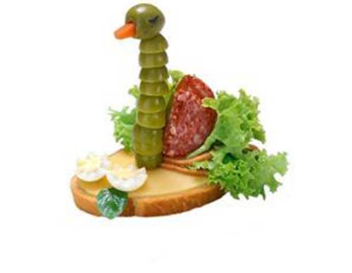 <p>Wurst-Oliven-Schwan-Sandwich</p>