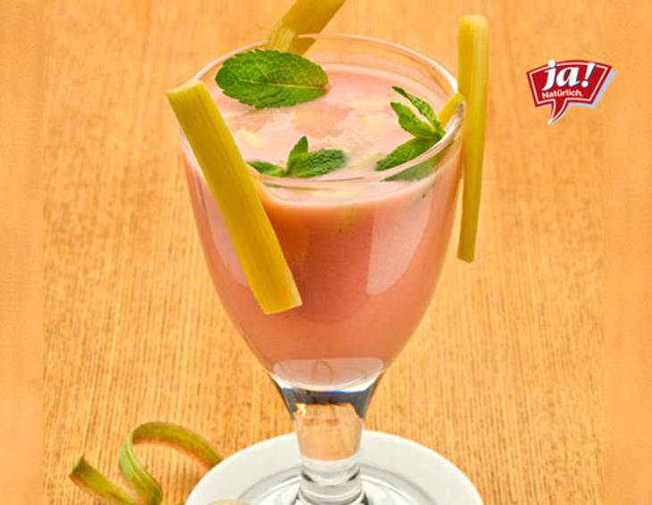 Daiquiri-Cocktail mit Rhabarber und Erdbeerminze Daiquiri-Cocktail mit Rhabarber und Erdbeerminze