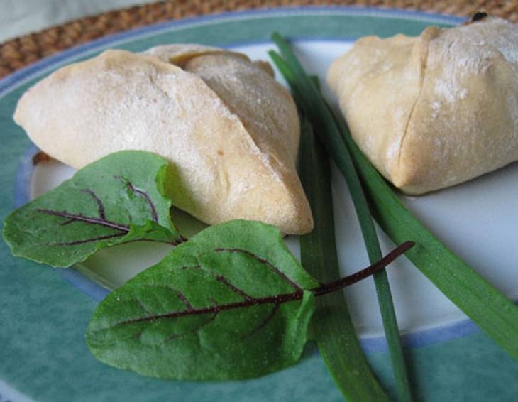 Ostafrikanische Spinat-Nusstaschen mit Labneh Ostafrikanische Spinat-Nusstaschen mit Labneh