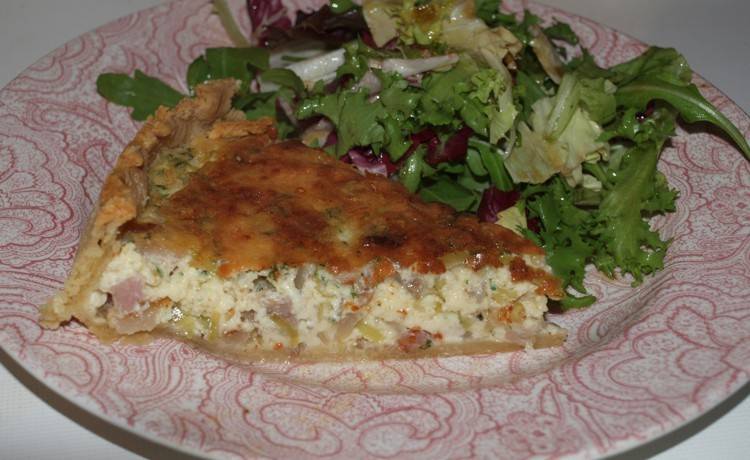 Lothringer Specktorte mit frischem Blattsalat