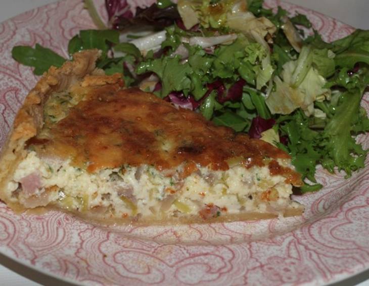 Lothringer Specktorte mit frischem Blattsalat